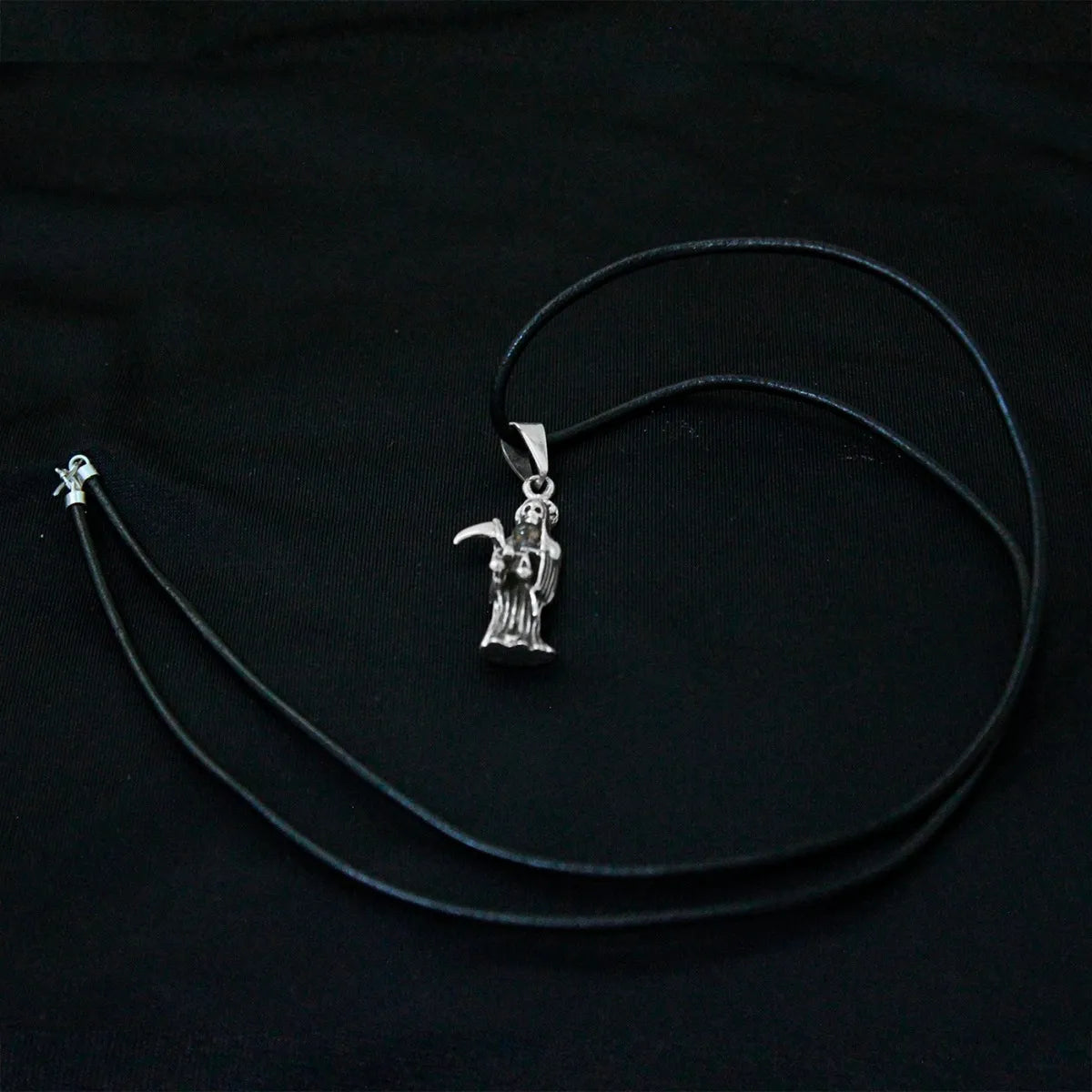 Dije Santa Muerte Plata 925 Esfera Tornasol con Cordón de Piel Unisex | Joyería Gamma