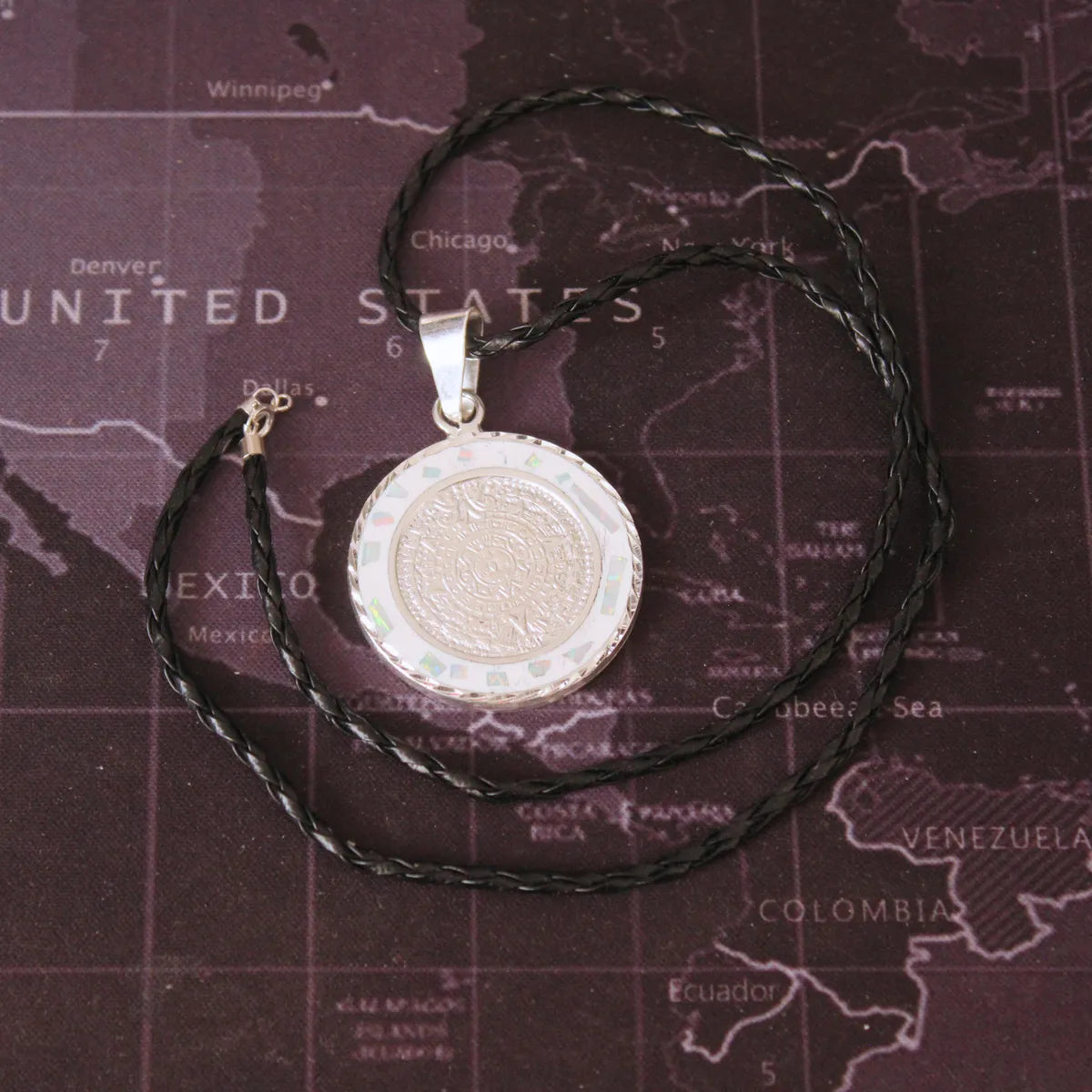 Collar Calendario Azteca Y Maya Dije Plateado Ópalo Bicolor