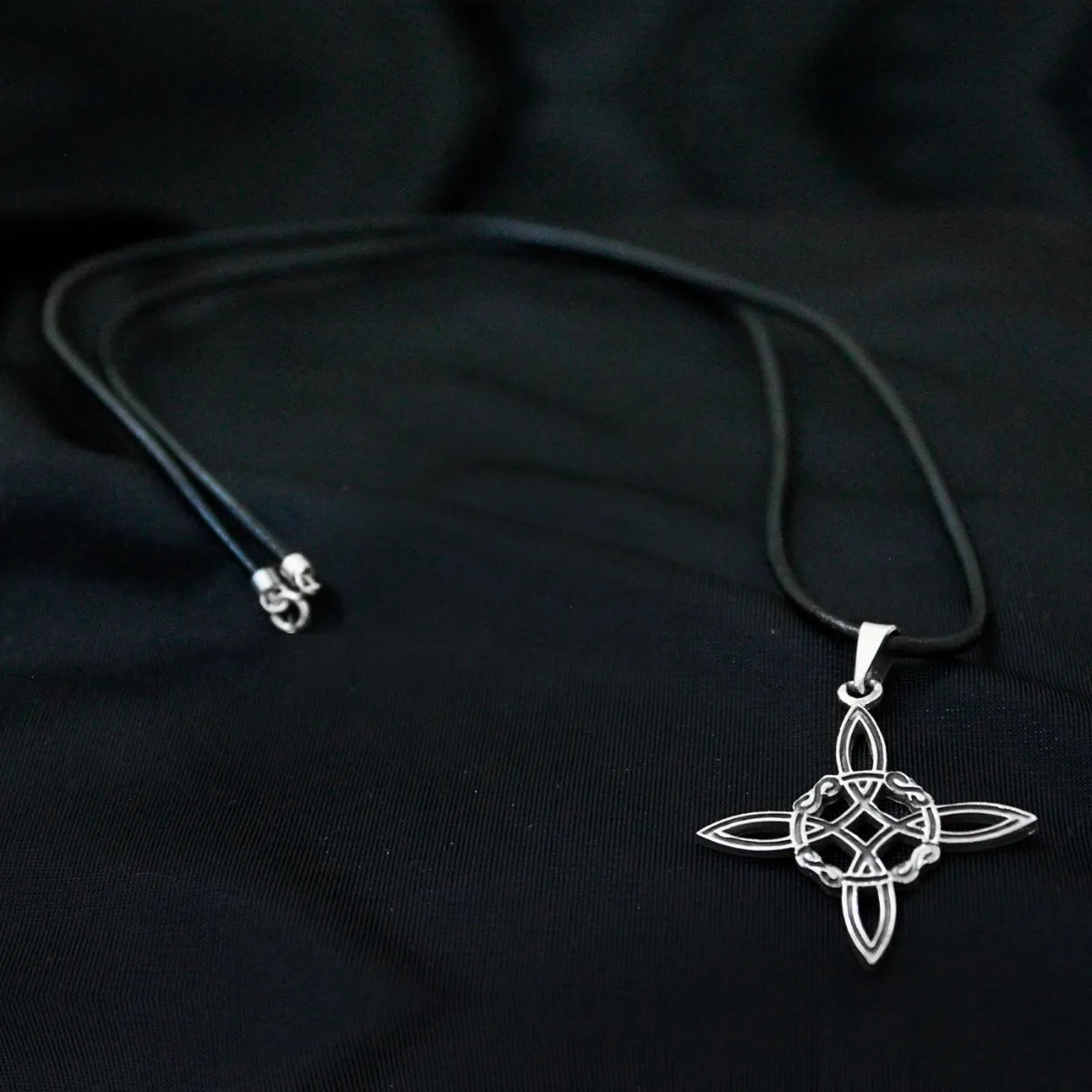 Dije Nudo Bruja Celta Plata 925 Protección Cordón De Piel | Joyería Gamma