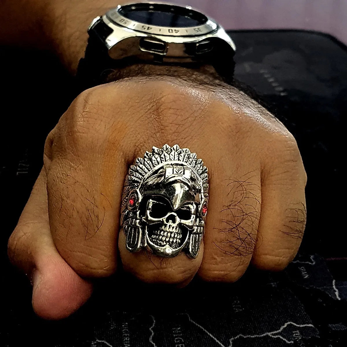 Anillo Guerrero Águila Azteca Plata 925 — Calavera con Piedras Granate