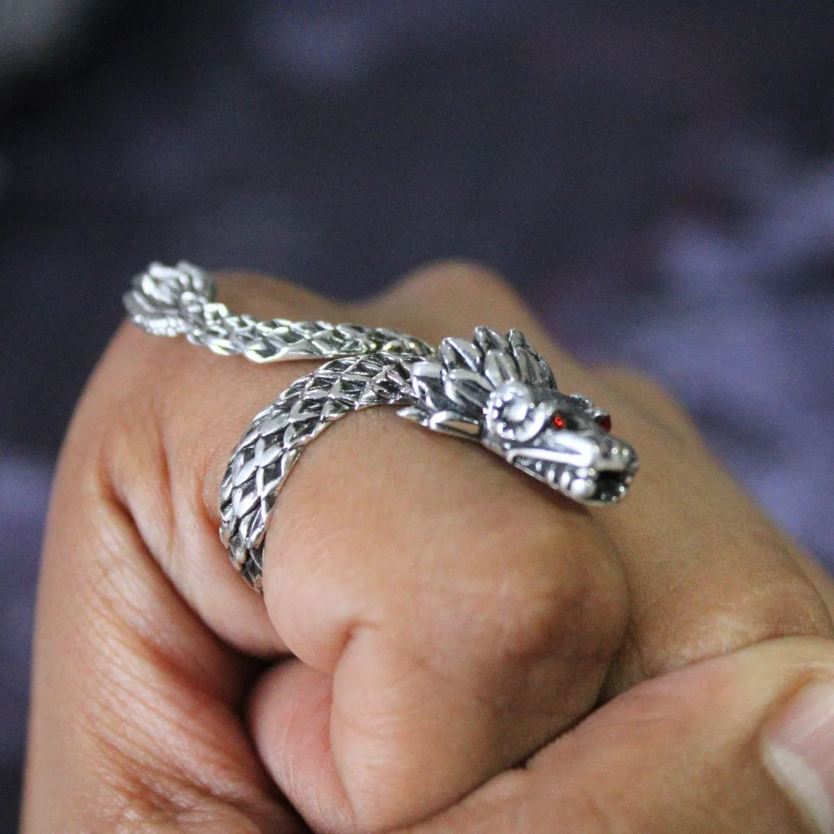 Anillo Quetzalcóatl Serpiente Emplumada Plata 925 Ajustable Ojos Rojos