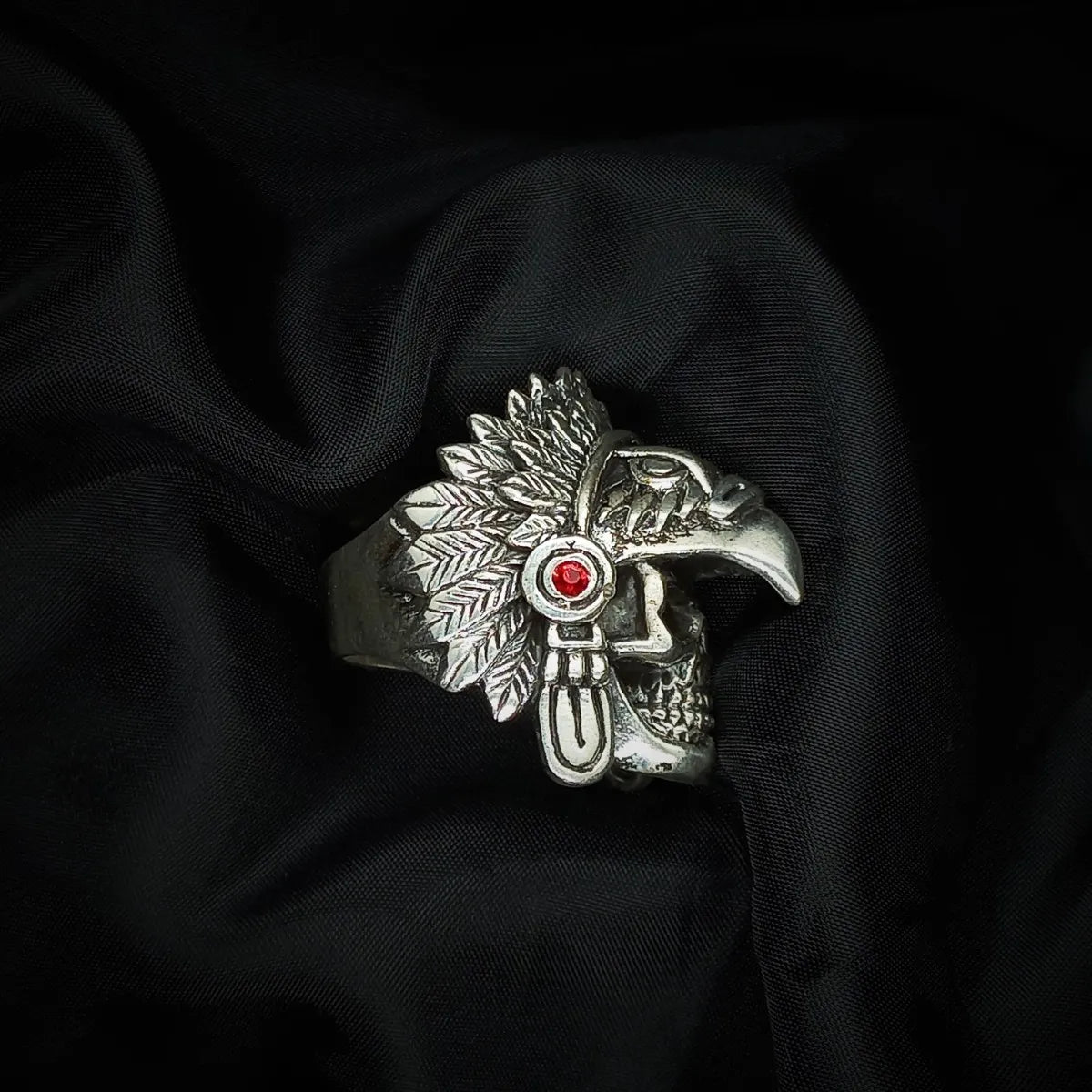 Anillo Guerrero Águila Azteca Plata 925 — Calavera con Piedras Granate