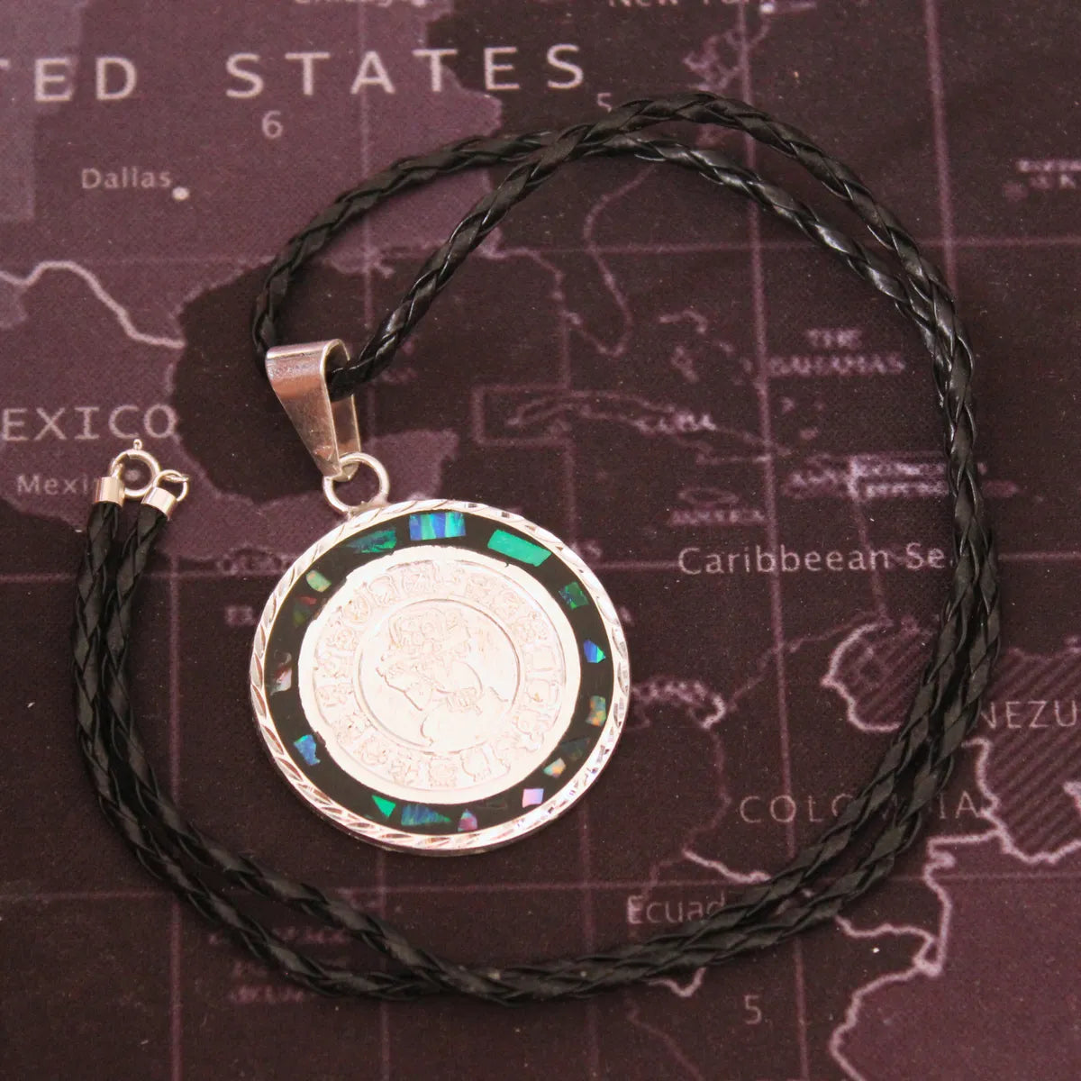 Collar Calendario Azteca Y Maya Dije Plateado Ópalo Bicolor