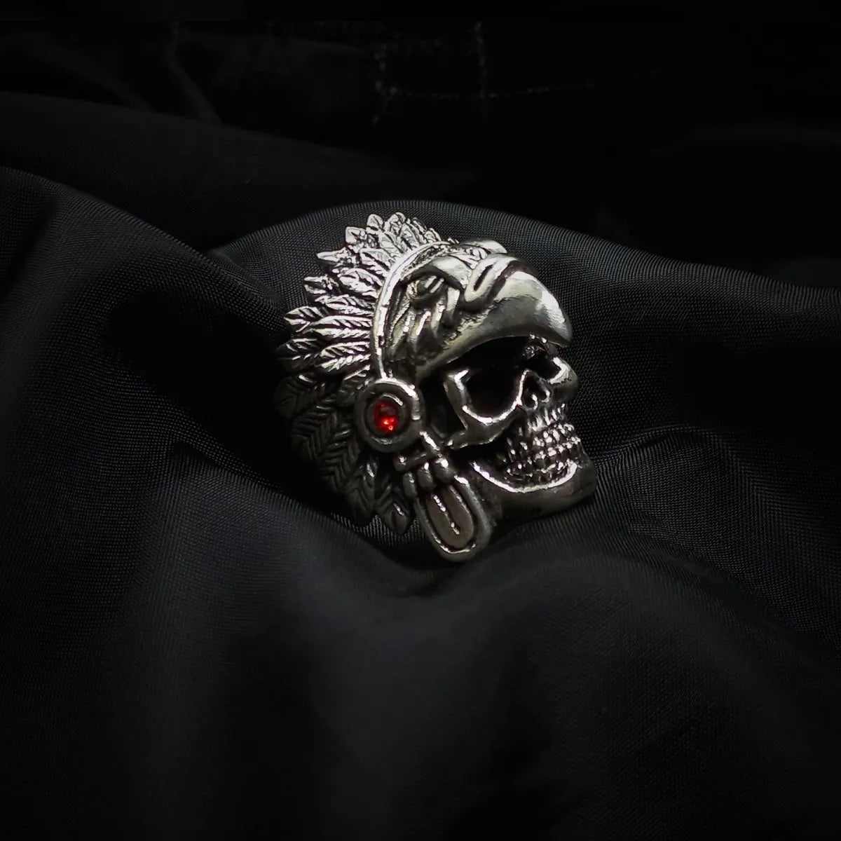 Anillo Guerrero Águila Azteca Plata 925 — Calavera con Piedras Granate