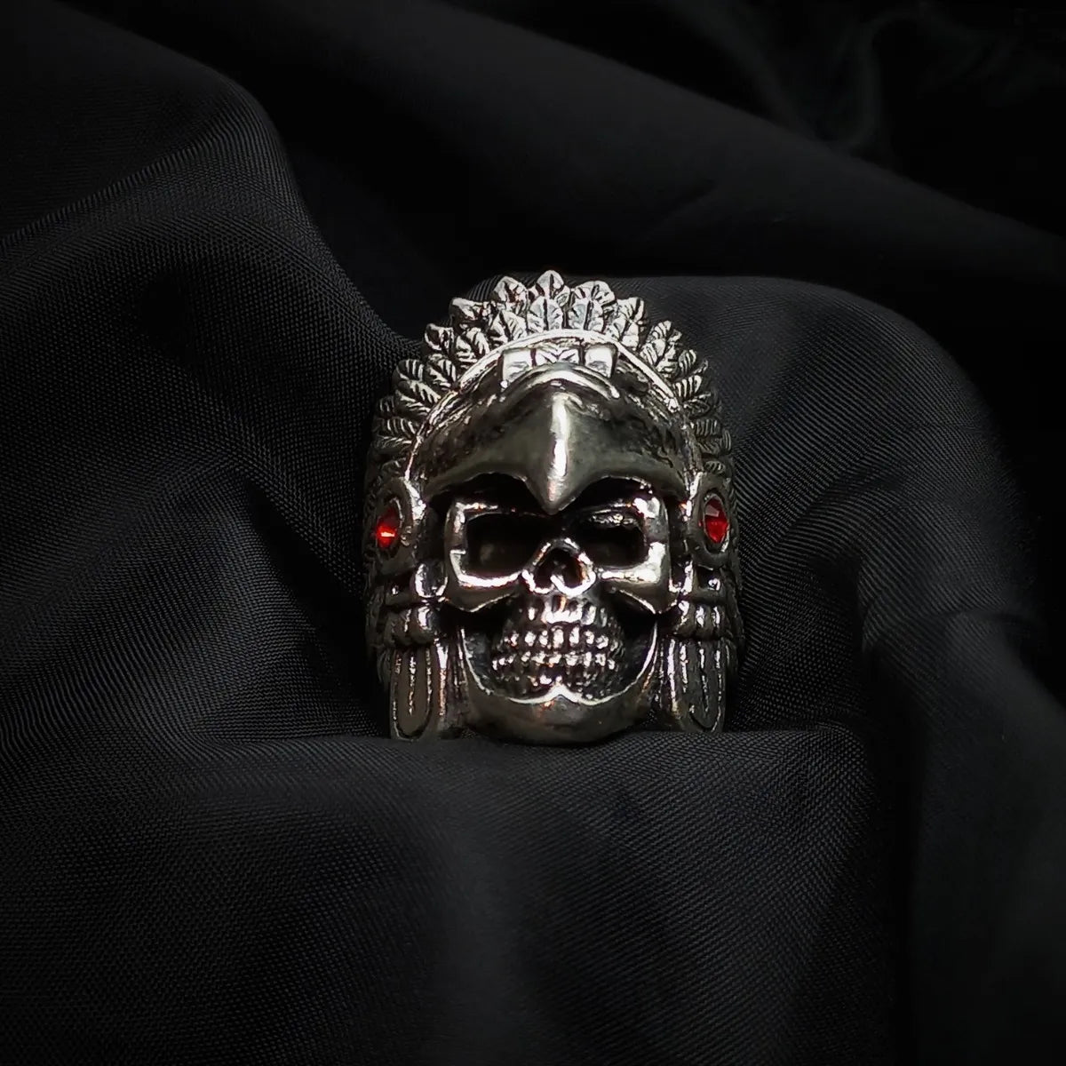 Anillo Guerrero Águila Azteca Plata 925 — Calavera con Piedras Granate