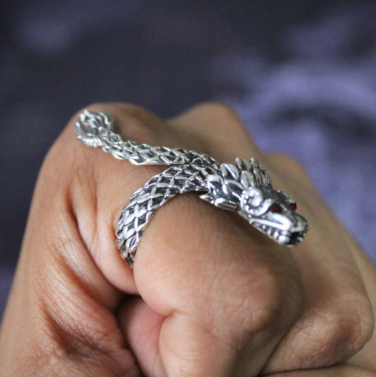 Anillo Quetzalcóatl Serpiente Emplumada Plata 925 Ajustable Ojos Rojos